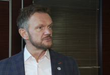 Za klapę „Aż po sufit” odpowiada…błąd techniczny? Cezary Pazura za porażkę serialu wini błąd techniczny