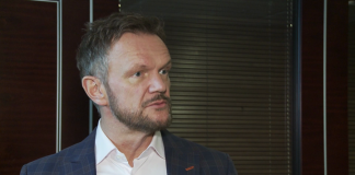 Za klapę „Aż po sufit” odpowiada…błąd techniczny? Cezary Pazura za porażkę serialu wini błąd techniczny