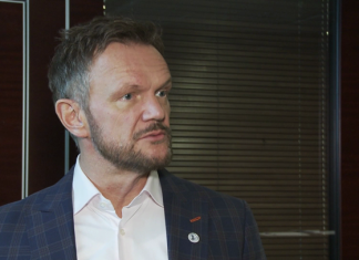 Za klapę „Aż po sufit” odpowiada…błąd techniczny? Cezary Pazura za porażkę serialu wini błąd techniczny