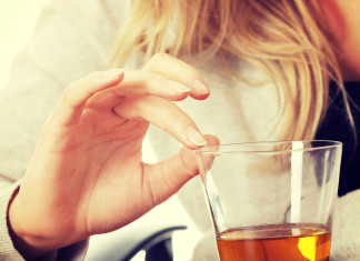 Zdrowiej znaczy modniej – Polacy mniej piją i palą Picie i palenie nie jest już modne