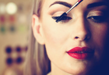 Jak przedłużyć trwałość makijażu? Triki w makijażu
