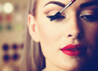 Jak przedłużyć trwałość makijażu? Triki w makijażu
