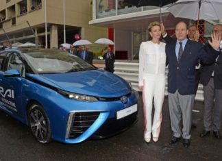 Książę Monako Albert rozpoczął wyścig F1 Monako Grand Prix za kierownicą Toyoty F1 Monako