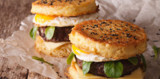 Znane smaki inaczej, czyli domowy ramen burger Nowy fast burger ramen burger