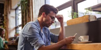 Polacy nie są w stanie rozstać się ze smartfonem Polacy nie mogą się rozstać ze smartfonem