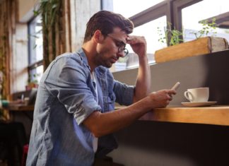 Polacy nie są w stanie rozstać się ze smartfonem Polacy nie mogą się rozstać ze smartfonem