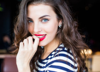 Wybielamy zęby…makijażem Makijażowe triki wybielające zęby