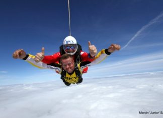 Co to są skoki w tandemie? Skoki spadochronowe