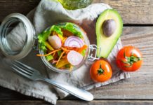 Czas na lżejsze potrawy. Teraz organizm buduje odporność Lekkie jedzenie latem