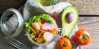 Czas na lżejsze potrawy. Teraz organizm buduje odporność Lekkie jedzenie latem