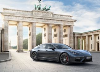 Kawa z logo i bilety lotnicze, czyli w luksusowym świecie luksusowych aut Porsche Panamera 2017