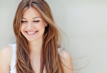 Antyperspirant bez aluminium czy dezodorant? Czy aluminium naprawdę jest zagrożeniem dla naszego zdrowia? Uśmiechnięta kobieta