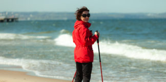 Spacerem po młodość. Poznaj zalety nordic walking Nordic walking dla seniorów