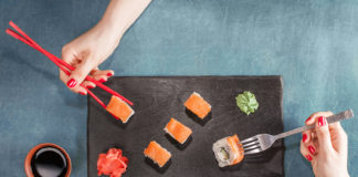 Faux pas po japońsku Czego nie robić jedząc sushi?