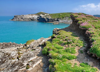 Podróże kinem podszyte: gdzie powstawały najpopularniejsze filmy ostatnich miesięcy Rocky shore Kornwalia