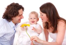 Schemat żywienia niemowląt – nowe wytyczne dotyczące wprowadzania glutenu Niemowlę z rodzicami