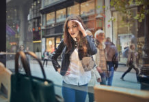 Moda na window shopping. Oglądamy w sklepie, kupujemy w Internecie window shopping