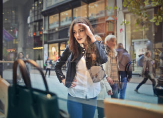 Moda na window shopping. Oglądamy w sklepie, kupujemy w Internecie window shopping