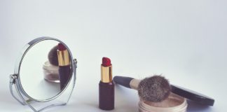 5 zastosowań pudru, o których nie wiedziałaś Kosmetyki - puder, szminka