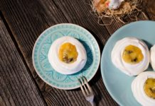 Bezy z kremem cytrusowym i śliwkami kalifornijskimi beza z kremem cytrynowym