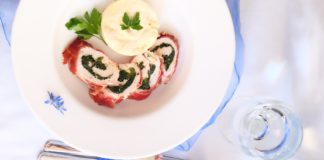 W roli głównej: chrzan Roladki z filetu z kurczaka ze szpinakiem, w szynce parmeńskiej, podawane z chrzanem śmietankowym