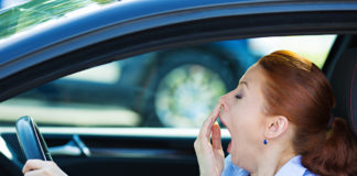 Polscy pracownicy krótko śpią. Co ich trapi? Nie to, co Finów wyspani pracownicy