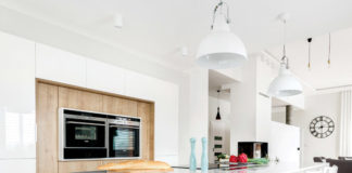 Jasna czy ciemna aranżacja, czyli na co się zdecydować urządzając kuchnię Biała kuchnia z elementami drewna