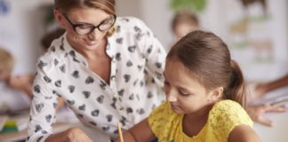 Mało zarabiają, ale za to mają dużo wolnego czasu, czyli pięć mitów o zawodzie nauczyciela fakty i mity o zawodzie nauczyciela