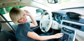 Radio i odtwarzacz CD w samochodzie odchodzą do lamusa odtwarzacz CD w samochodzie