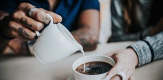 Automatyczne ekspresy do kawy – jak wybrać najlepszy model? Kawa espresso z ekspresu ciśnieniowego