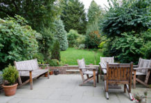 Fantazja, dobre narzędzia i automatyczne nawadnianie, czyli sposób na piękny ogród Patio z widokiem na ogród