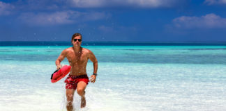 Każdego dnia ktoś się topi. WOPR radzi: Jak wypoczywać nad wodą? ratownik