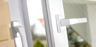 Okno na pełny komfort, czyli współczesne okucia okienne Okno