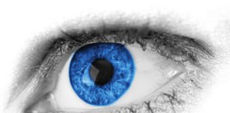 Jak dbać o oczy przy noszeniu soczewek kontaktowych? Niebieska soczewka