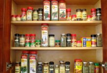 Półka na przyprawy i inne sposoby na organizację w kuchni Półka na przyprawy