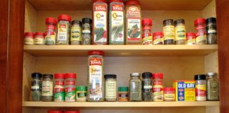 Półka na przyprawy i inne sposoby na organizację w kuchni Półka na przyprawy