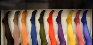 Jak rajstopy mogą nam pomóc podczas długiej podroży samolotem? O zaletach funkcyjnych rajstop uciskowych