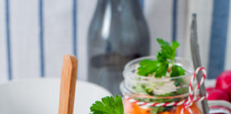 Drugie śniadanie: słoikowa sałatka z sosem jogurtowo-majonezowym sałatka słoikowa