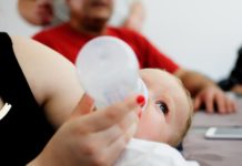 Ulewanie u noworodka – powodem do niepokoju? karmienie noworodka