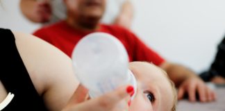 Ulewanie u noworodka – powodem do niepokoju? karmienie noworodka