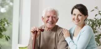 Jak dbać o zdrowie i dobre samopoczucie osób starszych? Dziadek z wnuczką