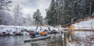 Kajakarstwo zimowe: rozrywka dla odważnych kajakarstwo zimowe