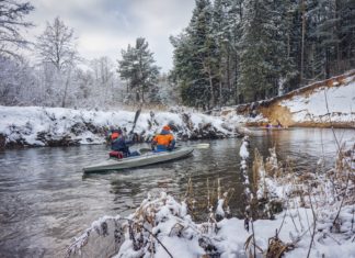 Kajakarstwo zimowe: rozrywka dla odważnych kajakarstwo zimowe
