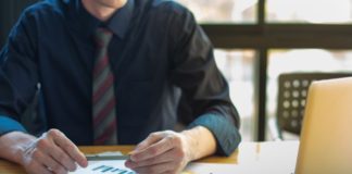 Czy chwilówka bez BIK to bezpieczne rozwiązanie tymczasowych problemów? Mężczyzna przegląda oferty pożyczkowe