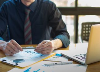 Czy chwilówka bez BIK to bezpieczne rozwiązanie tymczasowych problemów? Mężczyzna przegląda oferty pożyczkowe