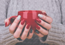 Czerwony lakier do paznokci – klasyk w nowej odsłonie! Czerwone paznokcie i filiżanka
