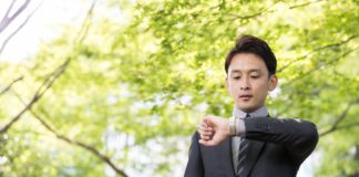 Jaki zegarek wybrać na prezent dla mężczyzny? Oto 4 nasze propozycje Mężczyzna z zegarkiem na ręku