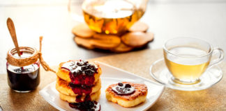 Poczuj wiosnę i wypróbuj przepis na placuszki twarożkowe z konfiturą!