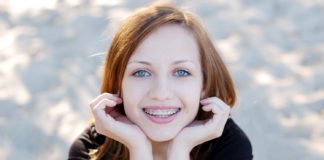 Rodzaje aparatów ortodontycznych – jak skutecznie korygować wady zgryzu? Kobieta z aparatem ortodontycznym