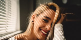 Dokucza ci paradontoza? Uważaj na stawy i pamięć! Ładny uśmiech u kobiety